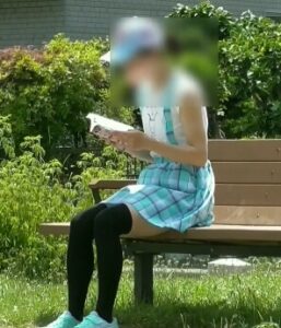 JS【ﾊﾟﾝﾁﾗ】炉利ぱんつ撮影(またバレる…。) が半額 | Xcolle